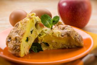 Pieczony omlet szarlotkowy - przepis na oryginalny omlet z jabłkami