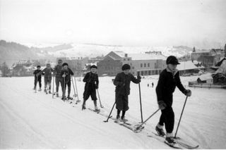 Zimowe zabawy z dawnych czasów. Tak bawili się nasi rodzice i dziadkowie [GALERIA]
