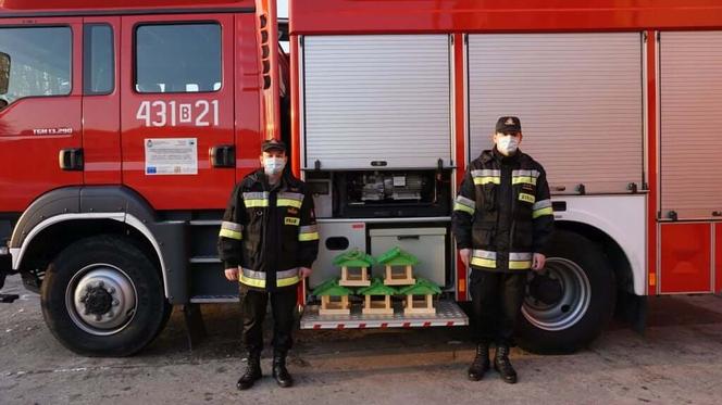 Strażacy z Hajnówki kupili kilkanaście karmników. Pomogą nie tylko ptakom [ZDJĘCIA]