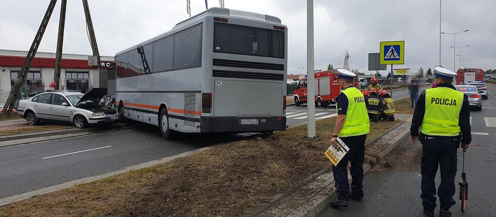 Zderzenie autokaru z osobówką we Włocławku! Policja wyjaśnia okoliczności [ZDJĘCIA] 