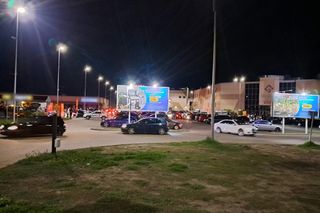 Kilkaset samochodów przy galeriach w Lesznie. Nocna akcja policji [ZDJĘCIA/WIDEO]
