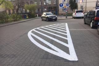 Bydgoscy drogowcy zamalowali miejsca parkingowe. Mówią, że bez nich jest lepiej