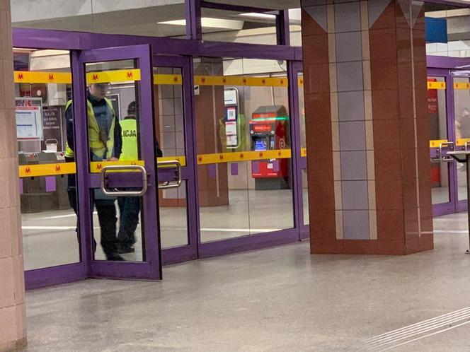 Tragedia na stacji metra Politechnika. Mężczyzna rzucił się pod pociąg