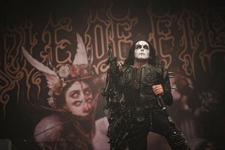 Dani Filth (Cradle of Filth) oświadczył się na scenie w trakcie festiwalu. Publiczność w Donington wręcz oszalała [WIDEO]
