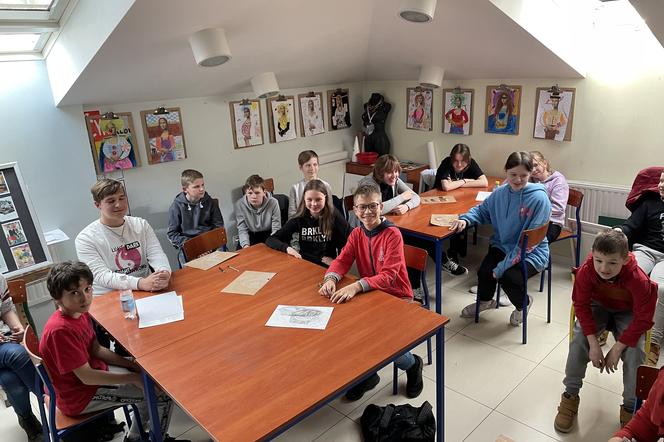 Grupa uczniów Pałacu Młodzieży, która pracuje nad projektem