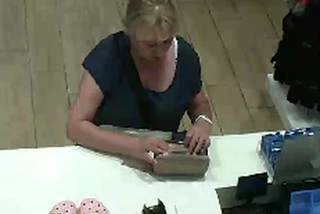 Ukradła portfel w centrum handlowym. Szuka jej olsztyńska policja [ZDJĘCIA]