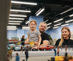 Warszawa. Mknące pociągi na gigantycznej makiecie. Kolejkowo przyciąga tłumy zwiedzających