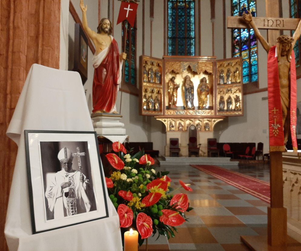 W koszalińskiej katedrze wystawiona jest księga pamiątkowa, w której wpisywać się mogą wszyscy, którzy chcą pożegnać papieża Franciszka