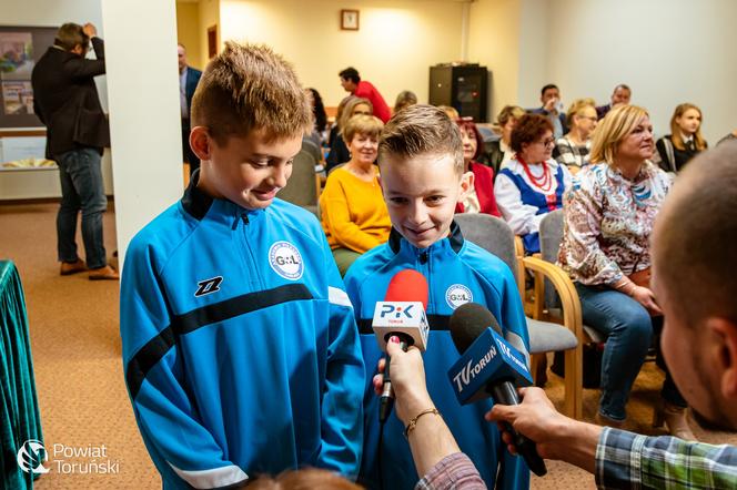 „Niech połączy nas hymn” - piękna, kolorowa premiera w siedzibie Starostwa Powiatowego