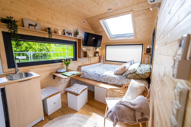 Sypialnia to wyzwanie! Jak ją urządzić w małym domku letniskowym? Oto prawdziwe wnętrza, inspiracje i aranżacje. Zdjęcia