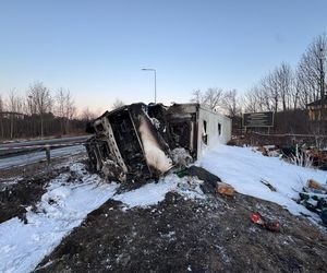 Pożar ciągnika z naczepą na DK 79 w Jaworznie. Kierujący trafił do szpitala