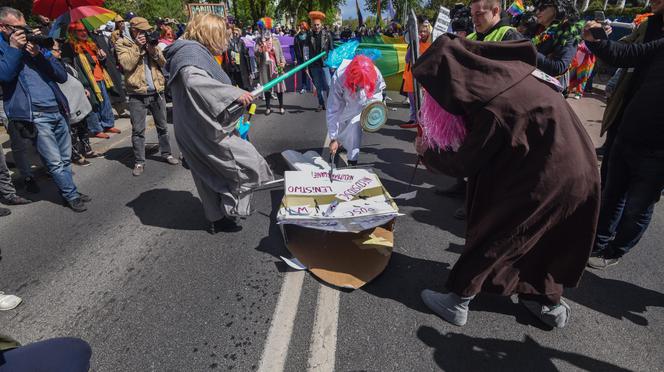 Happening pt. "Na drugi koniec tęczy z Ojcem Tadeuszem. Chryja 2"