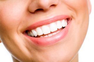 Wybielanie zębów w domu i u stomatologa. Metody wybielania zębów