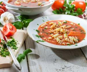 Ta zupa jest lepsza od pomidorowej! Jak ją przyrządzić?