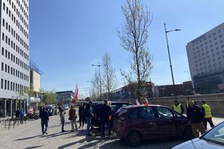 Rolnicy pod Urzędem Marszałkowskim w Łodzi. Zobacz, jak przebiega protest