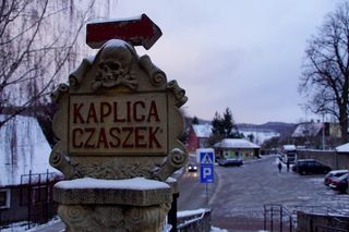 Kaplica Czaszek w Czermnej na Dolnym Śląsku. Mały budynek kryje przerażający sekret 