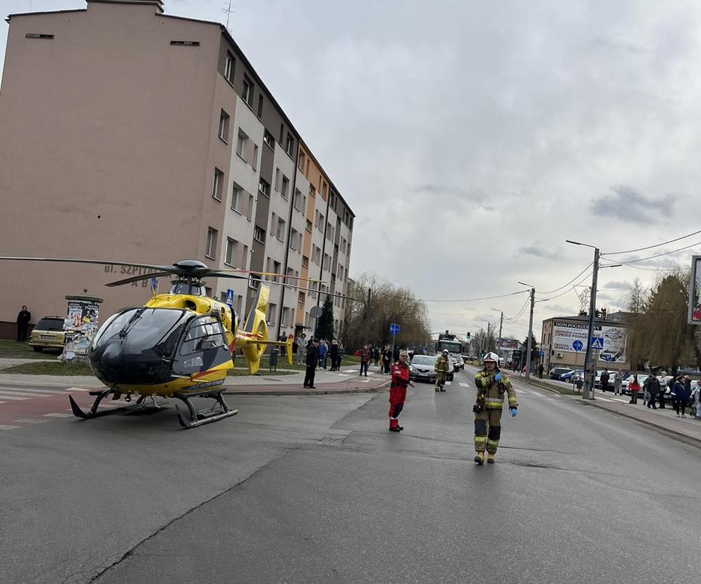 Pracował na wysokości w koszu, gdy nagle auto z podnośnikiem się przewróciło