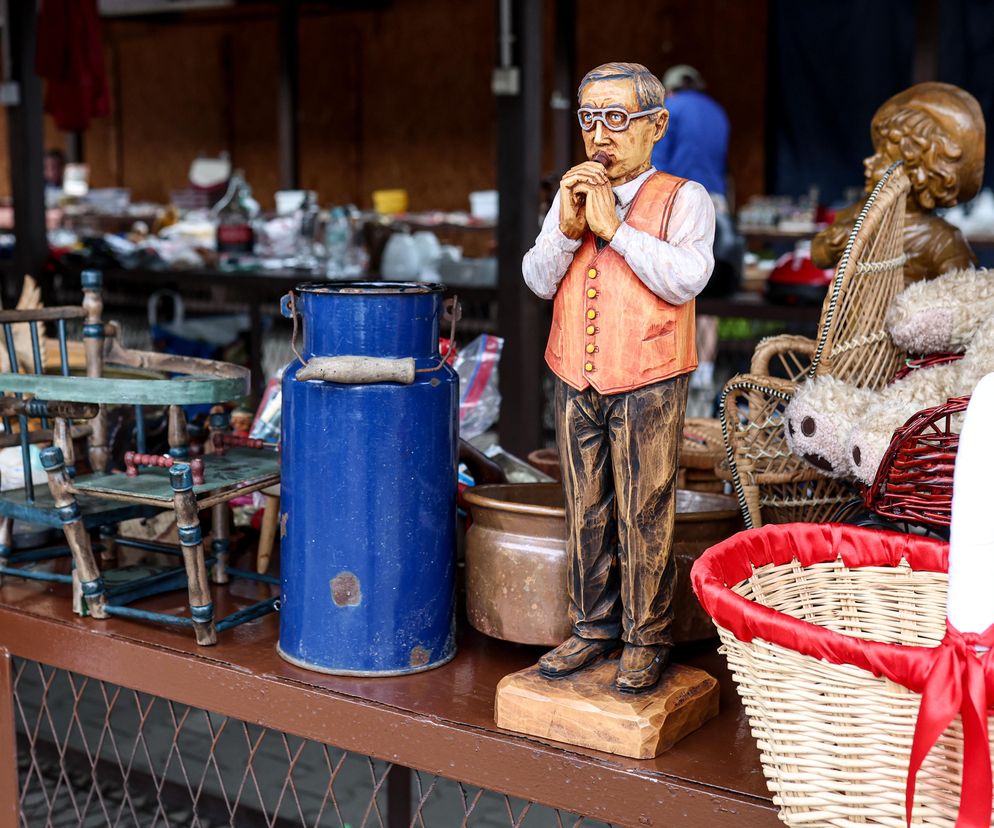 Giełda Staroci pełna skarbów. Porcelana, książki i meble