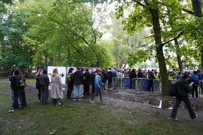 Studenci Politechniki gromadzą się w okolicy terenu juwenaliów
