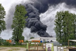 Pożar składowiska opon w Toruniu. Dym widoczny z daleka