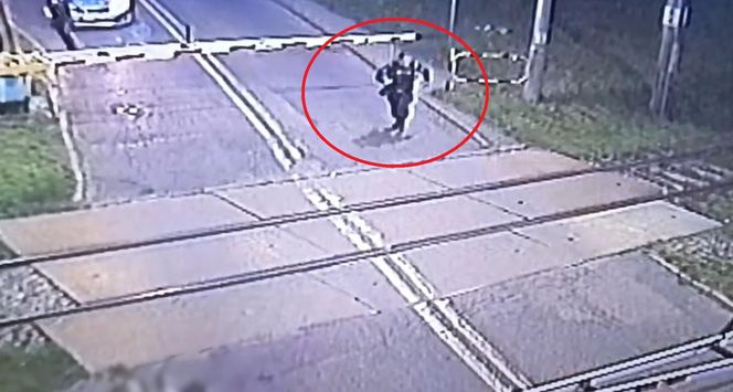 Mikołów: Policjanci w ostatniej chwili uratowali 6-latka. Chłopiec bawił się na torach 