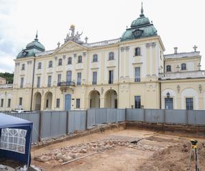 Odkryto kilka tysięcy zabytków na dziedzińcu Pałacu Branickich w Białymstoku [ZDJĘCIA]
