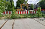 Torowisko tramwajowe na Babiej Wsi w Bydgoszczy zarośnięte chwastami. Tramwaje zniknęły stąd lata temu