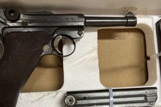 Niezwykłe znalezisko na strychu. Podczas prac remontowych znaleziono pistolet