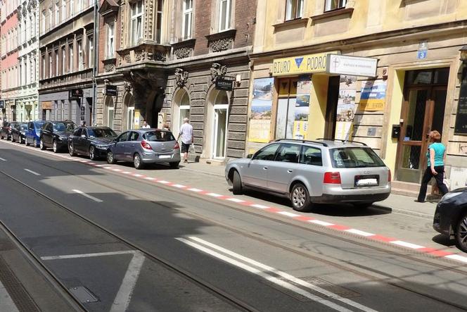 Niewłaściwe parkowanie to zmora pasażerów komunikacji miejskiej, którzy jeżdżą przez ulicę Długą