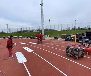 Ostatnie dni remontu stadionu w Starachowicach. Na bieżni pojwiły się tory