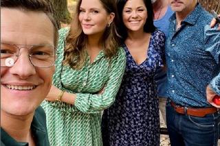 M jak miłość na planie. Kinga (Katarzyna Cichopek), Piotrek (Marcin Mroczek), Anita (Melania Grzesiewicz), Kamil (Marcin Bosak), Adam Werner (Jacek Kopczyński)