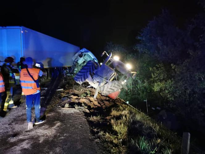 Wypadek na DK94 w Dąbrowie Górniczej. Ciężarówka zderzyła się z traktorem. Wyglądało to dramatycznie [ZDJĘCIA]