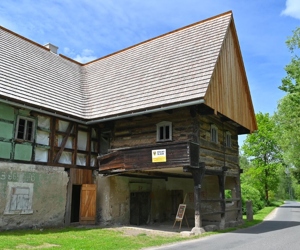 To nie będzie skansen. Mistrz ciesielski podnosi z ruin starą kuźnię na Pogórzu Izerskim