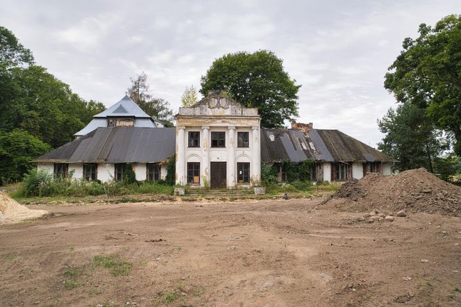 Niezwykła wieś w Łódzkiem. W tym dworku mieszkał Chełmoński