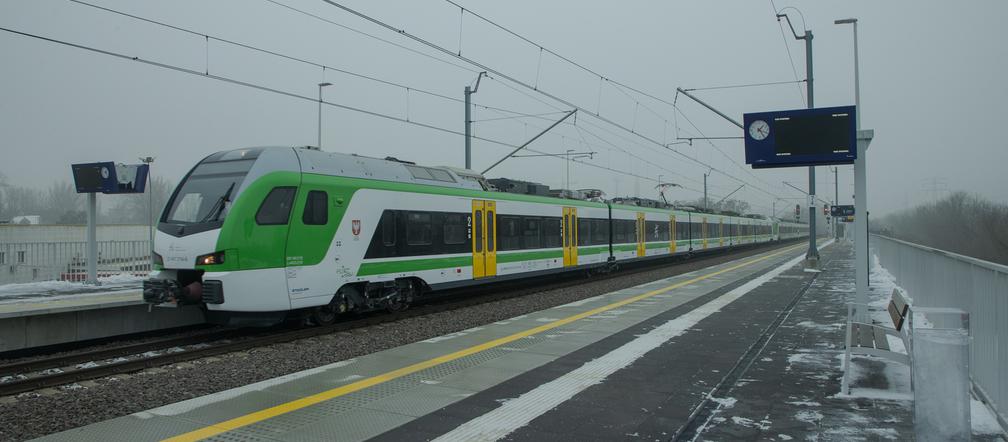 Postawili stację kolejową w szczerym polu. Cztery lata budowy, jeden pociąg na godzinę