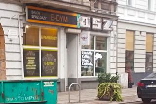 Odkryty fragment szyldu z czasów PRL