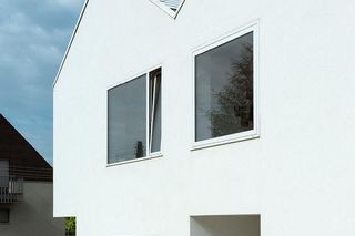 Bryła i wnętrza bliźniaka z narożnym przeszkleniem