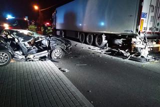 GROŹNY wypadek w Wielkopolsce! BMW z impetem wjechało w ciężarówkę! [ZDJĘCIA]
