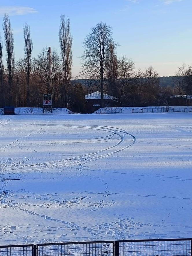 Zniszczona płyta boiska w Skarżysku-Kamiennej