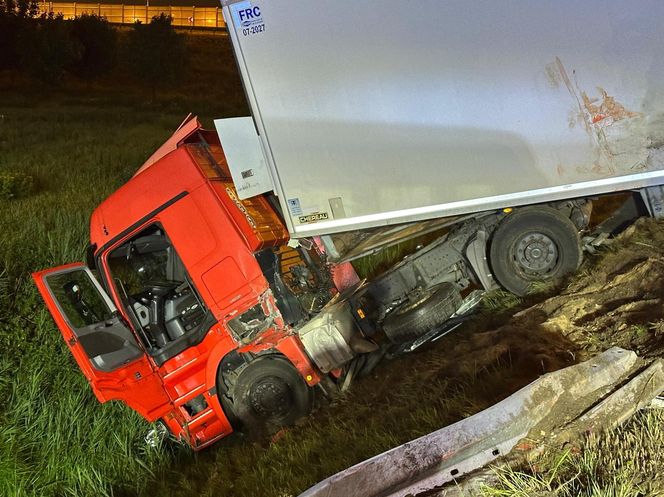Ciężarówka runęła z nasypu na węźle pod Warszawą