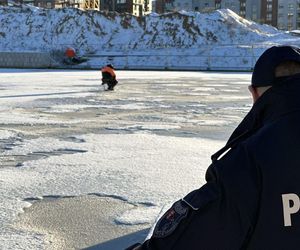 To czuje osoba, pod którą zarwał się lód. Policjanci ostrzegają przed wchodzeniem na zamarznięte akweny