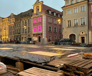 Przygotowania do Jarmarku Świątecznego na Starym Rynku w Poznaniu