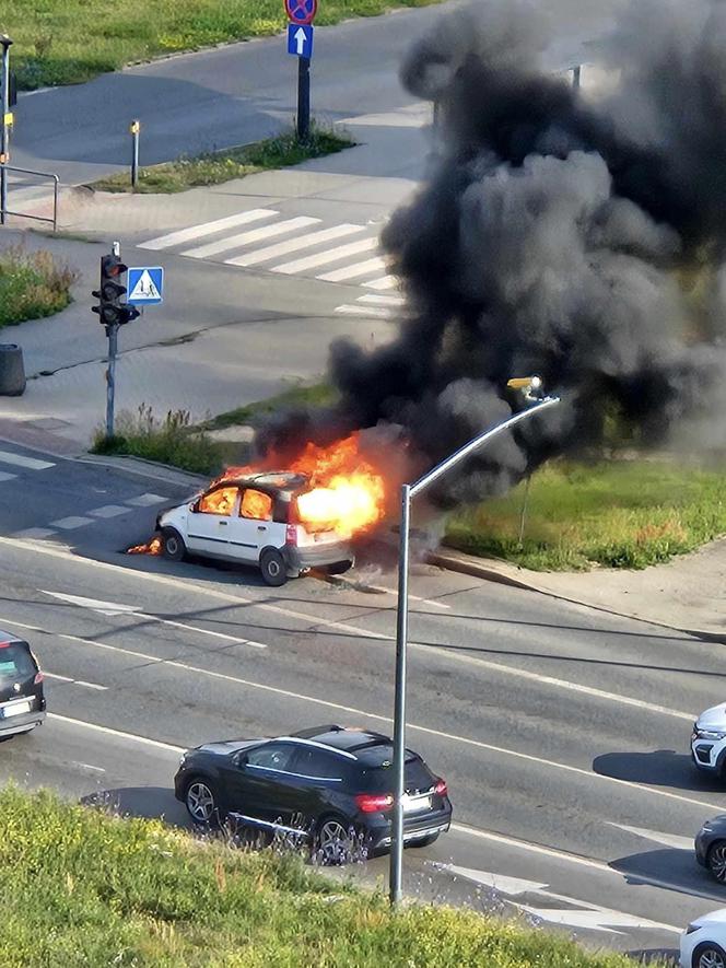 Pożar samochodu na rondzie Inwalidów w Łodzi