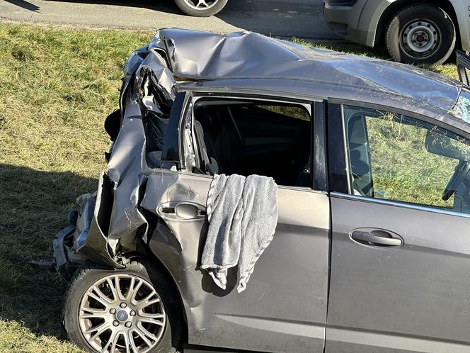 Groźny wypadek w Palmirach. Ciężarówka wbiła się w forda