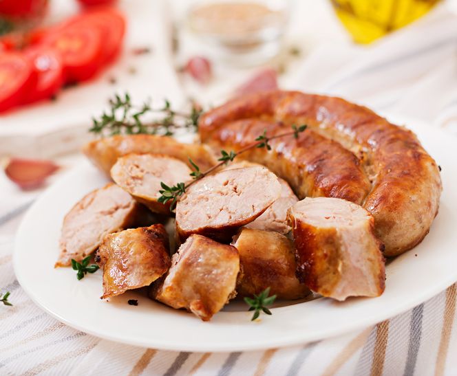 Ta pieczona biała kiełbasa wychodzi idealna – soczysta w środku, chrupiąca na wierzchu
