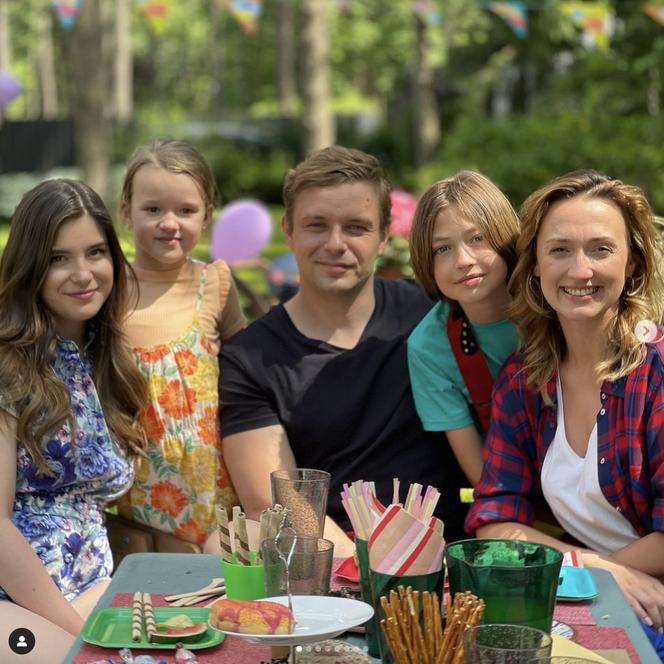 Barwy szczęścia po wakacjach 2023. Hubert (Marek Molak), Asia (Anna Gzyra), Emil (Artem Malashchuk), Marysia (Nina Szumowska), Agata (Natalia Zambrzycka)