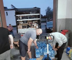 Piękny gest. Anonimowy darczyńca przekazał powodzianom setki par butów i ciepłych skarpet [ZDJĘCIA]