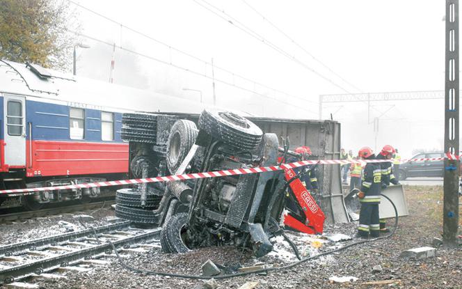 REMBERTÓW: Pociąg wjechał w ciężarówkę