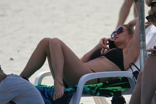 Marlena Muranowicz, wkrótce była żona Mroczka w bikini na plaży.