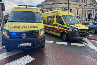 Potrącenie trzech nastolatek w centrum Warszawy. Kierowca wyjeżdżał z parkingu